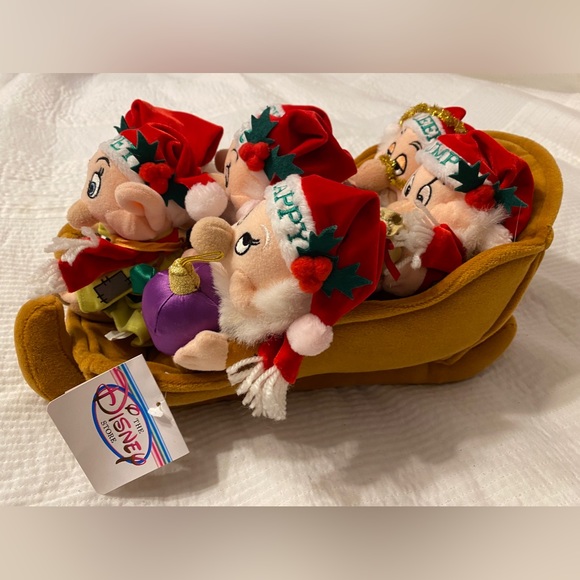 7 Dwarfs in a Christmas Sleigh, Vintage, Retired Disney Plush  NWT - Picture 3 of 10